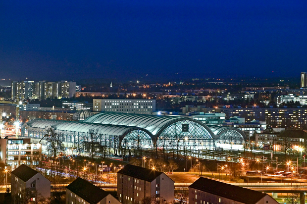 Dresden Hauptbahnhof bei Nacht